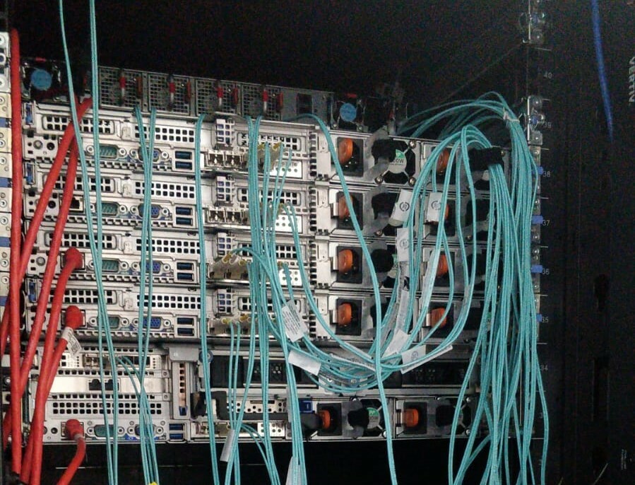 Instalasi kabel jaringan di rak server