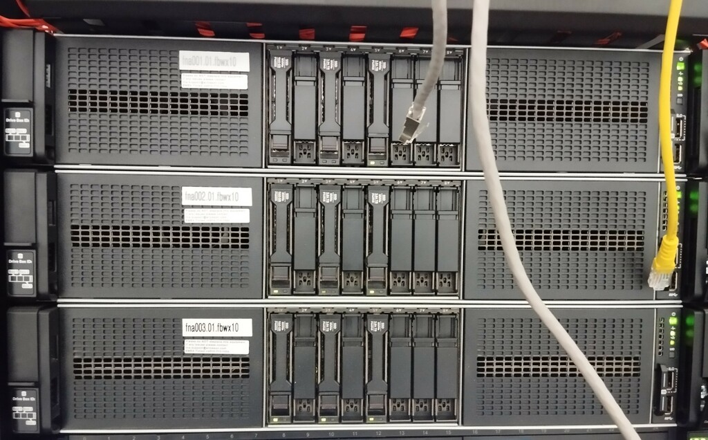 Server dan storage terpasang di rak