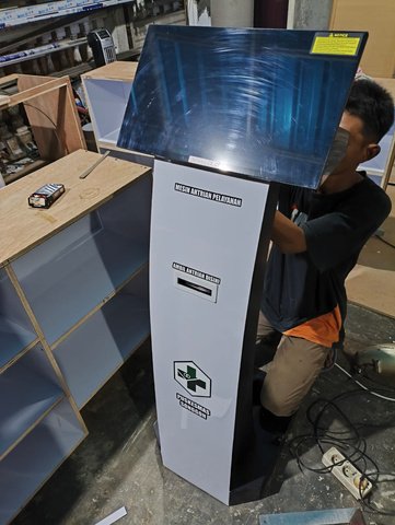 Kios layar sentuh terpasang